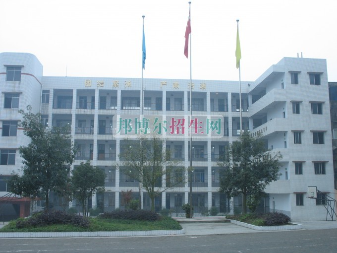 南充信息工程職業(yè)學(xué)校2016年報(bào)名條件、招生對(duì)象