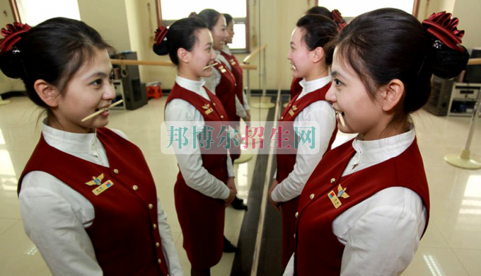 成都內(nèi)理科一?？罩谐藙?wù)大專學(xué)校