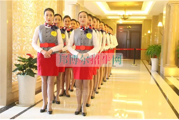 成都航空旅游職業(yè)學(xué)校開啟新學(xué)期首場招聘，場面火爆美女如云
