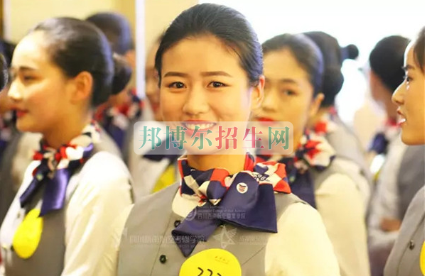 成都航空旅游職業(yè)學(xué)校開啟新學(xué)期首場招聘，場面火爆美女如云