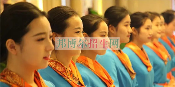 成都航空旅游職業(yè)學(xué)校開啟新學(xué)期首場招聘，場面火爆美女如云