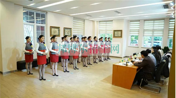 成都航空旅游職業(yè)學(xué)校開啟新學(xué)期首場招聘，場面火爆美女如云