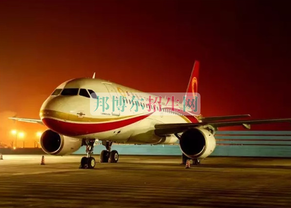 成都航空旅游職業(yè)學(xué)校開啟新學(xué)期首場招聘，場面火爆美女如云