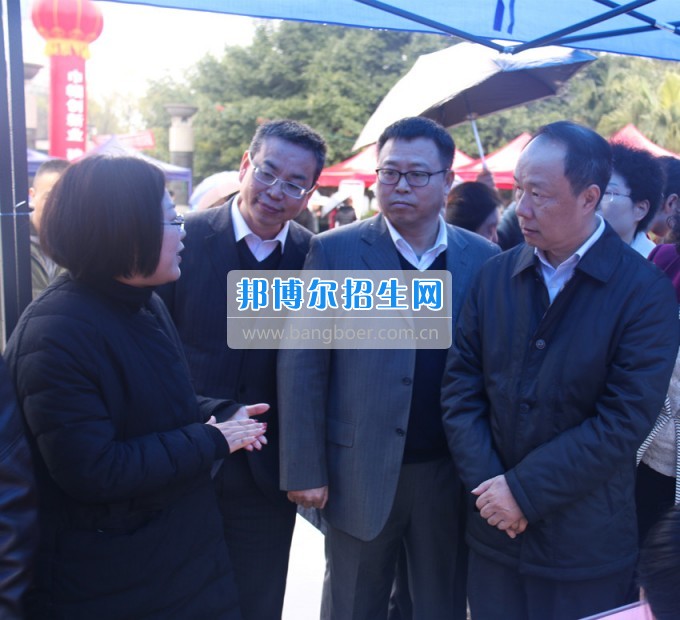 南充師范學(xué)?；ㄩ_滿堂盛世春——南充師范歡慶“三八”節(jié)
