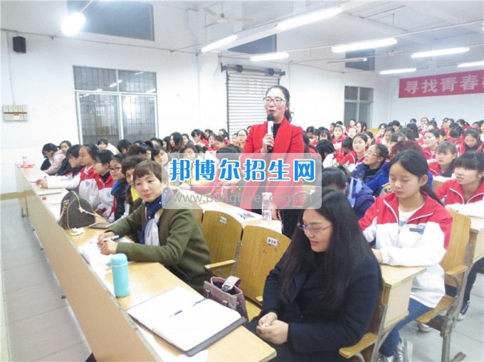 南充師范學(xué)?；ㄩ_滿堂盛世春——南充師范歡慶“三八”節(jié)
