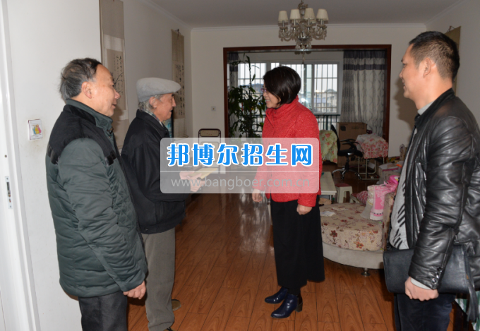川南幼兒師范高等?？茖W(xué)校領(lǐng)導(dǎo)帶隊(duì)慰問生活困難教職工、老黨員和老干部