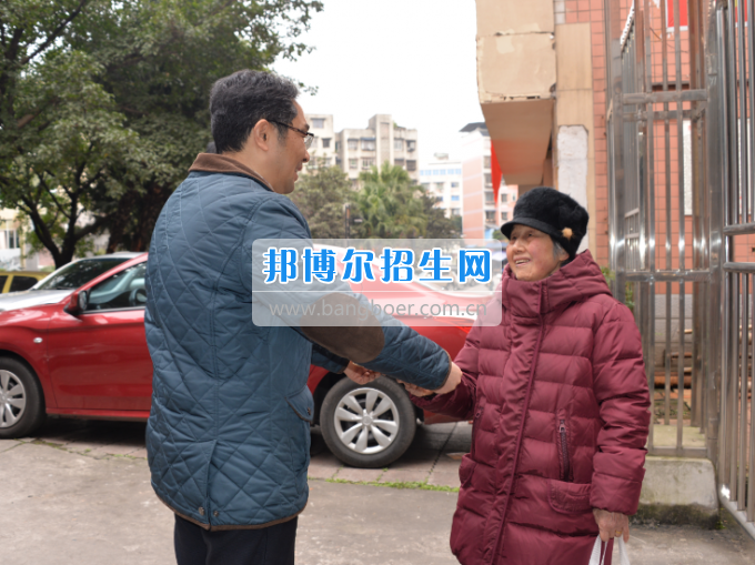 川南幼兒師范高等專科學(xué)校領(lǐng)導(dǎo)帶隊(duì)慰問生活困難教職工、老黨員和老干部