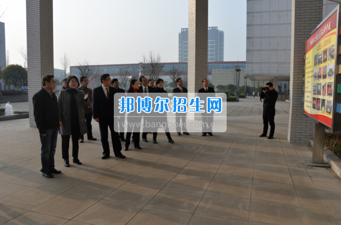 川南幼兒師范高等專(zhuān)科學(xué)校迎接隆昌縣創(chuàng)建第四屆省級(jí)文明城市測(cè)評(píng)組考評(píng)