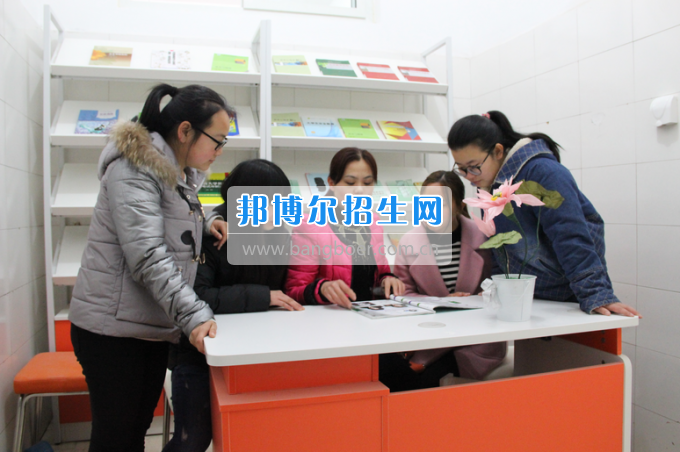 川南幼兒師范高等專科學(xué)校黨團(tuán)工作站、圖書漂流站在學(xué)生公寓正式運(yùn)行