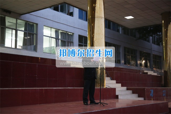 四川省技術(shù)監(jiān)督學校舉行新學期升旗儀式