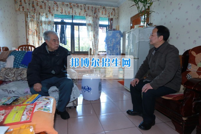 川北幼兒師范高等?？茖W(xué)校黨委書記張斌走訪慰問學(xué)校離退休老同志
