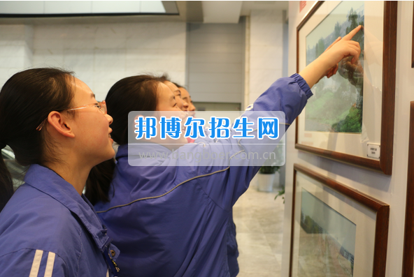 成都市洞子口職業(yè)高級中學(xué)舉行“成都，因我更美麗”主題開學(xué)典禮