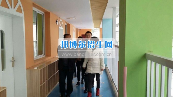 南充師范學(xué)校蔡禮儒校長赴高坪、嘉陵參加實(shí)習(xí)就業(yè)基地掛牌并看望實(shí)習(xí)生