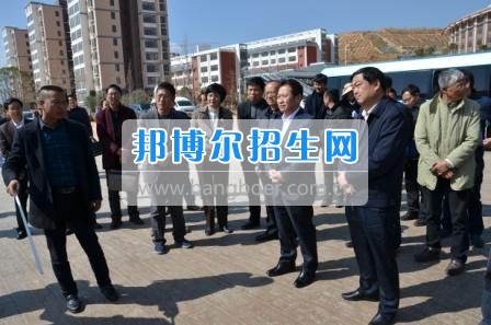 州委、州政府主要領(lǐng)導(dǎo)調(diào)研大理衛(wèi)校整體搬遷建設(shè)工作  2月10日下午，州委書(shū)記陳堅(jiān)和州委副書(shū)記、州長(zhǎng)楊健等領(lǐng)導(dǎo)蒞臨大理衛(wèi)校(大理護(hù)理職業(yè)學(xué)院)海東新校區(qū)，對(duì)學(xué)校整體搬遷項(xiàng)目建設(shè)情況進(jìn)行實(shí)地調(diào)研，并在龍山國(guó)際會(huì)議中心主持召開(kāi)推進(jìn)大理衛(wèi)校(大理護(hù)理職業(yè)學(xué)院)整體搬遷建設(shè)專(zhuān)題會(huì)議。楊泓濤校長(zhǎng)代表學(xué)校匯報(bào)了學(xué)校的工作情況，海開(kāi)委、州衛(wèi)計(jì)委、州教育局、州財(cái)政局、州發(fā)改委、州委編辦、州人社局、州審計(jì)局等部門(mén)領(lǐng)導(dǎo)對(duì)大理衛(wèi)校(大理護(hù)理職業(yè)學(xué)院)整體搬遷建設(shè)情況進(jìn)行了匯報(bào)說(shuō)明。   會(huì)上,陳堅(jiān)書(shū)記強(qiáng)調(diào),各主管部門(mén)要站在促進(jìn)全州教育、衛(wèi)生事業(yè)發(fā)展的高度，加強(qiáng)協(xié)調(diào)聯(lián)動(dòng),幫助解決大理衛(wèi)校整體搬遷工作推進(jìn)上的瓶頸問(wèn)題,以高標(biāo)準(zhǔn)、嚴(yán)要求組織驗(yàn)收和掃尾工作，保證施工安全、建筑安全及搬遷后的校園安全。楊健州長(zhǎng)重申了實(shí)現(xiàn)整體搬遷的意義，并要求學(xué)校要在升格組建大理護(hù)理職業(yè)學(xué)院的同時(shí)，保留大理衛(wèi)校的牌子和教學(xué)優(yōu)勢(shì)，不斷提高辦學(xué)質(zhì)量，擴(kuò)大辦學(xué)規(guī)模，為全州衛(wèi)生事業(yè)發(fā)展輸送更多優(yōu)質(zhì)人才。   此次調(diào)研和座談會(huì)充分體現(xiàn)了州委、州政府對(duì)于學(xué)校整體搬遷建設(shè)的高度重視，也為學(xué)校發(fā)展指明了方向。學(xué)校領(lǐng)導(dǎo)對(duì)州委、州政府長(zhǎng)期以來(lái)對(duì)學(xué)校的關(guān)心和支持致以衷心的感謝，并表示將按照會(huì)議的相關(guān)要求，抓實(shí)各項(xiàng)搬遷準(zhǔn)備工作，確保按時(shí)完成搬遷辦學(xué)。多措并舉做好資金籌措和師資隊(duì)伍建設(shè)，齊心協(xié)力將大理衛(wèi)校(大理護(hù)理職業(yè)學(xué)院)打造成為一所具有特色的一流高等護(hù)理職業(yè)院校。