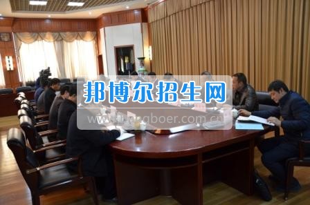 州委、州政府主要領(lǐng)導(dǎo)調(diào)研大理衛(wèi)校整體搬遷建設(shè)工作  2月10日下午，州委書(shū)記陳堅(jiān)和州委副書(shū)記、州長(zhǎng)楊健等領(lǐng)導(dǎo)蒞臨大理衛(wèi)校(大理護(hù)理職業(yè)學(xué)院)海東新校區(qū)，對(duì)學(xué)校整體搬遷項(xiàng)目建設(shè)情況進(jìn)行實(shí)地調(diào)研，并在龍山國(guó)際會(huì)議中心主持召開(kāi)推進(jìn)大理衛(wèi)校(大理護(hù)理職業(yè)學(xué)院)整體搬遷建設(shè)專(zhuān)題會(huì)議。楊泓濤校長(zhǎng)代表學(xué)校匯報(bào)了學(xué)校的工作情況，海開(kāi)委、州衛(wèi)計(jì)委、州教育局、州財(cái)政局、州發(fā)改委、州委編辦、州人社局、州審計(jì)局等部門(mén)領(lǐng)導(dǎo)對(duì)大理衛(wèi)校(大理護(hù)理職業(yè)學(xué)院)整體搬遷建設(shè)情況進(jìn)行了匯報(bào)說(shuō)明。   會(huì)上,陳堅(jiān)書(shū)記強(qiáng)調(diào),各主管部門(mén)要站在促進(jìn)全州教育、衛(wèi)生事業(yè)發(fā)展的高度，加強(qiáng)協(xié)調(diào)聯(lián)動(dòng),幫助解決大理衛(wèi)校整體搬遷工作推進(jìn)上的瓶頸問(wèn)題,以高標(biāo)準(zhǔn)、嚴(yán)要求組織驗(yàn)收和掃尾工作，保證施工安全、建筑安全及搬遷后的校園安全。楊健州長(zhǎng)重申了實(shí)現(xiàn)整體搬遷的意義，并要求學(xué)校要在升格組建大理護(hù)理職業(yè)學(xué)院的同時(shí)，保留大理衛(wèi)校的牌子和教學(xué)優(yōu)勢(shì)，不斷提高辦學(xué)質(zhì)量，擴(kuò)大辦學(xué)規(guī)模，為全州衛(wèi)生事業(yè)發(fā)展輸送更多優(yōu)質(zhì)人才。   此次調(diào)研和座談會(huì)充分體現(xiàn)了州委、州政府對(duì)于學(xué)校整體搬遷建設(shè)的高度重視，也為學(xué)校發(fā)展指明了方向。學(xué)校領(lǐng)導(dǎo)對(duì)州委、州政府長(zhǎng)期以來(lái)對(duì)學(xué)校的關(guān)心和支持致以衷心的感謝，并表示將按照會(huì)議的相關(guān)要求，抓實(shí)各項(xiàng)搬遷準(zhǔn)備工作，確保按時(shí)完成搬遷辦學(xué)。多措并舉做好資金籌措和師資隊(duì)伍建設(shè)，齊心協(xié)力將大理衛(wèi)校(大理護(hù)理職業(yè)學(xué)院)打造成為一所具有特色的一流高等護(hù)理職業(yè)院校。