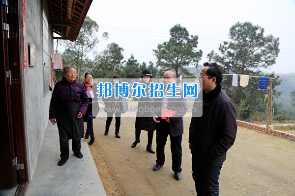 內(nèi)江師范學(xué)院督導(dǎo)組赴資中縣銀山鎮(zhèn)金紫鋪村開(kāi)展脫貧攻堅(jiān)專項(xiàng)督導(dǎo)