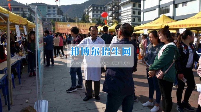 2017屆云南省醫(yī)藥類(lèi)高職高專(zhuān)畢業(yè)生供需見(jiàn)面會(huì)在昆明衛(wèi)生職業(yè)學(xué)院成功舉辦