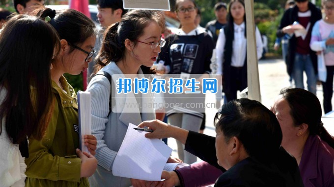 2017屆云南省醫(yī)藥類(lèi)高職高專(zhuān)畢業(yè)生供需見(jiàn)面會(huì)在昆明衛(wèi)生職業(yè)學(xué)院成功舉辦