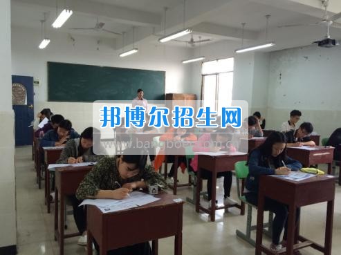 四川三河職業(yè)學(xué)院五年制轉(zhuǎn)錄考試工作圓滿結(jié)束  4月6日-7日，根據(jù)《四川三河職業(yè)學(xué)院2017年五年制轉(zhuǎn)錄考核方案》要求，2017年五年制轉(zhuǎn)錄考試在聯(lián)辦學(xué)校合江少岷職業(yè)技術(shù)學(xué)校張灣校區(qū)舉行，考試由教務(wù)處丁小林副處長(zhǎng)組織，少岷職校有關(guān)領(lǐng)導(dǎo)共同配合開展，考試組織嚴(yán)密、紀(jì)律正常、圓滿完成了2017年五年制轉(zhuǎn)錄考試工作。