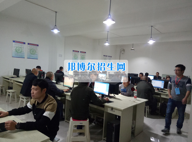 內(nèi)江市鐵路機械學校首期“特種設備、特種作業(yè)人員安全技術培訓班”順利結業(yè)