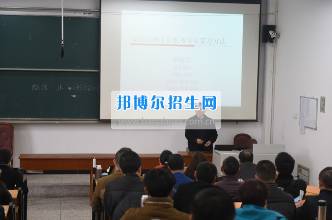 內(nèi)江市鐵路機械學校首期“特種設備、特種作業(yè)人員安全技術培訓班”順利結業(yè)
