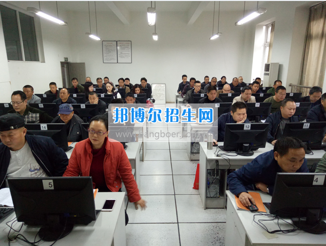 內(nèi)江市鐵路機械學校首期“特種設備、特種作業(yè)人員安全技術培訓班”順利結業(yè)