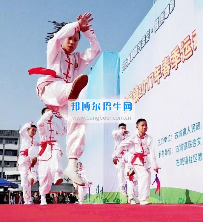 郫都區(qū)古城鎮(zhèn)2017年春季運動會在成都機(jī)電工程學(xué)校成功舉辦