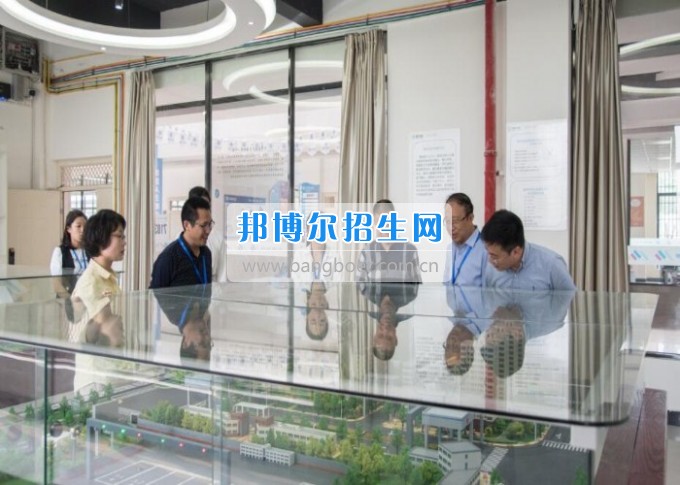四川省一帶一路促進(jìn)會會長林忠清一行來四川省經(jīng)濟(jì)管理學(xué)校參觀考察，共同商建“一帶一路國際職業(yè)教育中心”