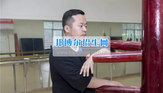 重慶海聯職業(yè)技術學院輔導員被學子贊為“心中最美”