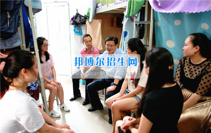 成都中醫(yī)藥大學(xué)領(lǐng)導(dǎo)走訪(fǎng)慰問(wèn)老黨員、困難黨員和群眾代表