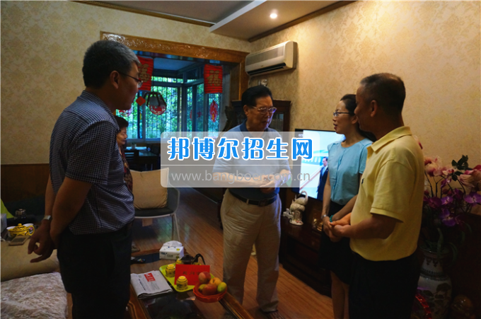 成都中醫(yī)藥大學(xué)領(lǐng)導(dǎo)走訪(fǎng)慰問(wèn)老黨員、困難黨員和群眾代表