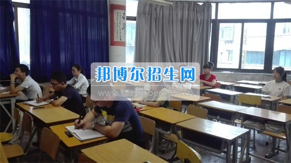 貴州航天職業(yè)技術(shù)學院全體黨員同志觀看《央企領(lǐng)導人員違紀違法警示錄(一)》專題警示教育片