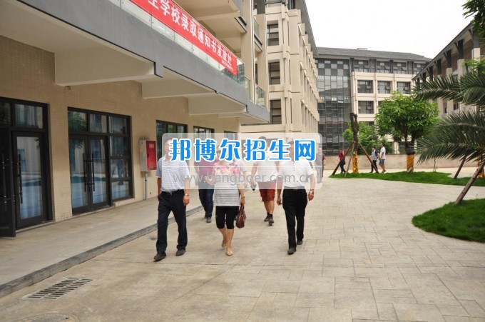　　攀枝花學(xué)院土木工程學(xué)院副校長石維富帶隊檢查康養(yǎng)學(xué)院后勤準備工作  　　7月10日，攀枝花學(xué)院土木工程學(xué)院副校長石維富帶領(lǐng)學(xué)生處、后管處、網(wǎng)計中心、后勤集團、宣傳部、康養(yǎng)學(xué)院、花舞人間公司相關(guān)負責人一同視察了康養(yǎng)學(xué)院后勤保障準備工作。  　　石維富主要檢查了學(xué)生寢室、教室、實驗室、食堂、運動場等校園環(huán)境設(shè)施的準備情況。相關(guān)單位對準備工作中存在的問題提出了具體整改意見。最后石維富要求相關(guān)單位積極配合花舞人間公司做好開學(xué)前準備工作，并希望花舞人間公司加快工作進度，確保在開學(xué)前各項準備工作保質(zhì)保量完成。  　　