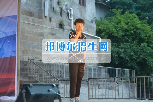 　　我校隆重舉行2017年預(yù)備班學(xué)生“各展所長(zhǎng)，揚(yáng)帆起航”文藝匯演  　　為了豐富同學(xué)們的課余生活，提高同學(xué)們的文藝素養(yǎng)，增強(qiáng)班級(jí)間的凝聚力和親和力。6月2日晚，我校在球類運(yùn)動(dòng)場(chǎng)舉辦了預(yù)備班“各展所長(zhǎng)，揚(yáng)帆起航”學(xué)生文藝匯演，全體預(yù)備班學(xué)生和職高部學(xué)生共800多名以及20多名教職工觀看了演出。  　　此次文藝匯演的節(jié)目?jī)?nèi)容形式多樣、內(nèi)容豐富，激情的開場(chǎng)舞——《GOODBOY》中拉開了帷幕，伴隨著一陣陣掌聲，歌舞、小品、朗誦、相聲等精心準(zhǔn)備的22個(gè)精彩的節(jié)目為觀眾呈現(xiàn)了一道豐富的視聽盛宴，最后全體師生齊唱的《難忘今宵》把本場(chǎng)文藝匯演推向了高潮，掌聲和歡呼聲此起彼伏，臺(tái)上臺(tái)下成了一片激情四溢的海洋，本場(chǎng)文藝匯演畫上了圓滿的句號(hào)。  　　此次文藝匯演演出的成功舉辦，充分彰顯了我校預(yù)備班學(xué)生的個(gè)性，讓預(yù)備班學(xué)生充分感受到育才職高的魅力。