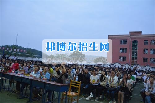 　　我校隆重舉行2017年預(yù)備班學(xué)生“各展所長(zhǎng)，揚(yáng)帆起航”文藝匯演  　　為了豐富同學(xué)們的課余生活，提高同學(xué)們的文藝素養(yǎng)，增強(qiáng)班級(jí)間的凝聚力和親和力。6月2日晚，我校在球類運(yùn)動(dòng)場(chǎng)舉辦了預(yù)備班“各展所長(zhǎng)，揚(yáng)帆起航”學(xué)生文藝匯演，全體預(yù)備班學(xué)生和職高部學(xué)生共800多名以及20多名教職工觀看了演出。  　　此次文藝匯演的節(jié)目?jī)?nèi)容形式多樣、內(nèi)容豐富，激情的開場(chǎng)舞——《GOODBOY》中拉開了帷幕，伴隨著一陣陣掌聲，歌舞、小品、朗誦、相聲等精心準(zhǔn)備的22個(gè)精彩的節(jié)目為觀眾呈現(xiàn)了一道豐富的視聽盛宴，最后全體師生齊唱的《難忘今宵》把本場(chǎng)文藝匯演推向了高潮，掌聲和歡呼聲此起彼伏，臺(tái)上臺(tái)下成了一片激情四溢的海洋，本場(chǎng)文藝匯演畫上了圓滿的句號(hào)。  　　此次文藝匯演演出的成功舉辦，充分彰顯了我校預(yù)備班學(xué)生的個(gè)性，讓預(yù)備班學(xué)生充分感受到育才職高的魅力。