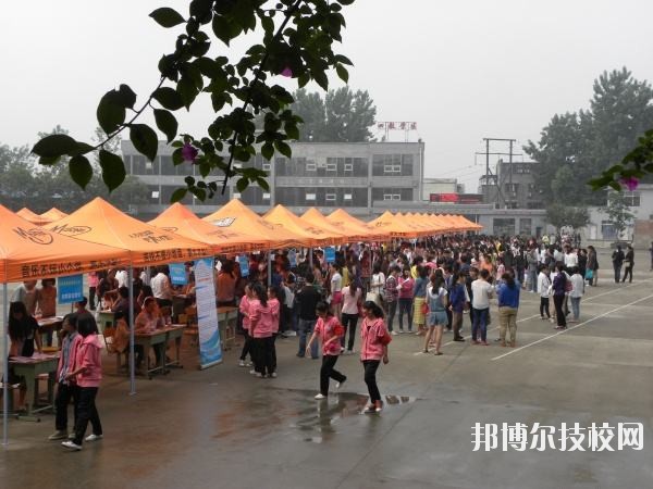 四川人民醫(yī)院護(hù)士學(xué)校2019年報(bào)名條件、招生對(duì)象