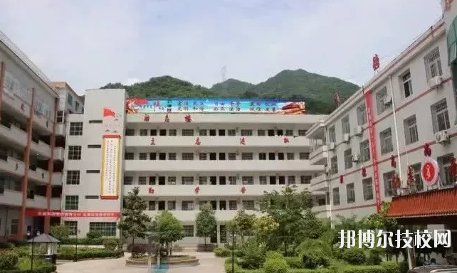 鎮(zhèn)巴縣職業(yè)教育中心2020年報名條件、招生要求、招生對象 