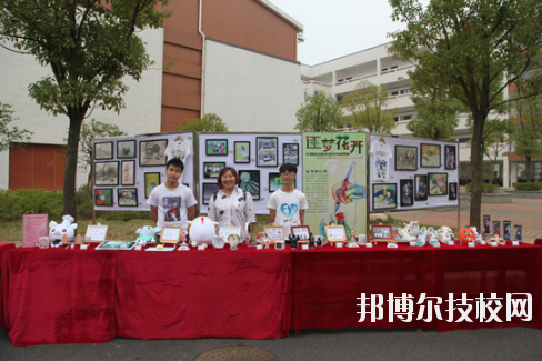 學(xué)校的選擇與報(bào)考是雙向的，不光學(xué)生會(huì)選擇一所優(yōu)秀的學(xué)校報(bào)考，學(xué)校也會(huì)選擇優(yōu)質(zhì)的學(xué)生進(jìn)行錄取，讓自己的辦學(xué)更上一層樓。因此在報(bào)考前，同學(xué)們很有必要去了解一下學(xué)校的招生要求以及報(bào)名條件。下面就和小編一起來看看井岡山應(yīng)用科技學(xué)校的招生要求吧。  井岡山應(yīng)用科技學(xué)校招生對(duì)象：應(yīng)屆初中畢業(yè)生。  井岡山應(yīng)用科技學(xué)校 1.中考準(zhǔn)考證:  2.戶口本前頁(yè)及學(xué)生個(gè)人戶口頁(yè)復(fù)印件:  3.初中畢業(yè)證復(fù)印件:  4.其它享受國(guó)家資助的證件。低保、殘疾等證件:  井岡山應(yīng)用科技學(xué)校簡(jiǎn)介 江西省井岡山應(yīng)用科技學(xué)校前身為江西省吉安農(nóng)業(yè)學(xué)校，創(chuàng)辦于1951年10月，是一所全日制普通中等專業(yè)學(xué)校，隸屬于吉安市農(nóng)業(yè)局。2004年4月經(jīng)江西省人民政府批準(zhǔn)，更名為江西省井岡山應(yīng)用科技學(xué)校，2009年12月經(jīng)市教育局批準(zhǔn)，增掛吉安農(nóng)業(yè)學(xué)校校牌，實(shí)行兩塊牌子一套班子。學(xué)校位于吉安市旅游風(fēng)景區(qū)----青原山，校園占地面積180畝，建筑面積7萬(wàn)余平方米，環(huán)境優(yōu)美，是一所花園式學(xué)校?，F(xiàn)有教職工245人，其中專兼職教師236人，現(xiàn)有在校學(xué)生4078人。  小編總結(jié) 不知道小伙伴們滿足以上要求了嗎?對(duì)于想要報(bào)考井岡山應(yīng)用科技學(xué)校的同學(xué)來說，滿足招生要求只是報(bào)考的第一步哦!要確定自己會(huì)不會(huì)被錄取，就還需要對(duì)學(xué)校的錄取分?jǐn)?shù)線做好了解，歡迎大家前往邦博爾技校網(wǎng)進(jìn)行分?jǐn)?shù)線的咨詢。