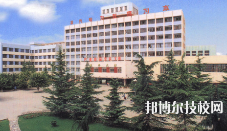知道一所學(xué)校的名字，但是最基本的學(xué)校簡介是必須了解的，選學(xué)校不能初心，畢竟是關(guān)系到自己的將來。以下是小編整理的蘭州電力學(xué)校介紹。  蘭州電力學(xué)校層次：中專  蘭州電力學(xué)校性質(zhì)：公辦  蘭州電力學(xué)校地址：蘭州市安寧區(qū)萬新北路  蘭州電力學(xué)校介紹 蘭州電力學(xué)校坐落于蘭州安寧區(qū)，環(huán)境優(yōu)美，教學(xué)設(shè)施齊全。蘭州電力學(xué)校、甘肅電業(yè)職工中等專業(yè)學(xué)校、甘肅電力繼續(xù)教育中心三塊牌子，一套機(jī)構(gòu)，分署辦公，甘肅電力黨校掛靠在學(xué)校。  十幾年來，蘭州電力學(xué)校先后招收國家任務(wù)生、社會委培生、市場調(diào)節(jié)生等類學(xué)生，為社會和系統(tǒng)培養(yǎng)畢業(yè)生3104名，為甘肅電力系統(tǒng)和農(nóng)電系統(tǒng)培訓(xùn)學(xué)員近16000人。 經(jīng)過十幾年、尤其是90年代中后期的迅速發(fā)展，學(xué)校已經(jīng)成為甘肅省中專學(xué)校的佼佼者，建有一座中型實習(xí)工廠，有計算機(jī)多媒體教室、電子閱覽室等18個實驗室和校園計算機(jī)網(wǎng)絡(luò)。學(xué)校曾經(jīng)和現(xiàn)設(shè)置的專業(yè)有發(fā)電廠及電力系統(tǒng)、電廠熱能動力設(shè)備、電廠化學(xué)、建筑工程估價、用電管理、計算機(jī)應(yīng)用、財務(wù)會計、城鎮(zhèn)供用電、農(nóng)村供用電、制冷與空調(diào)安裝、電力營銷、電氣技術(shù)、電子電器、輸配電線路施工檢修與運行、水利水電工程技術(shù)、文化藝術(shù)等近二十個專業(yè)。學(xué)制有大中專二年半、在職中專三年、普通中專四年和
