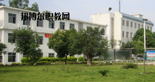 合山職業(yè)技術(shù)學(xué)校2020年報名條件、招生要求、招生對象