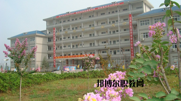 鄂州經(jīng)貿(mào)學(xué)校2020年報(bào)名條件、招生要求、招生對(duì)象