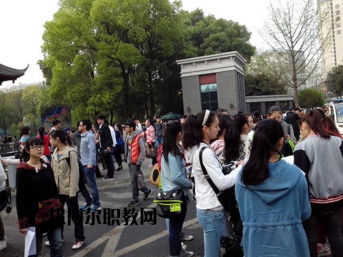 成都國演藝術(shù)學(xué)校2020年報(bào)名條件、招生要求、招生對象