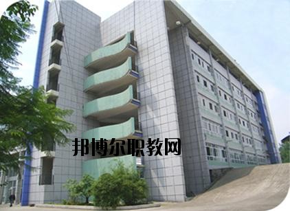 東興區(qū)東方科技職業(yè)技術(shù)學(xué)校2020年報名條件、招生要求、招生對象