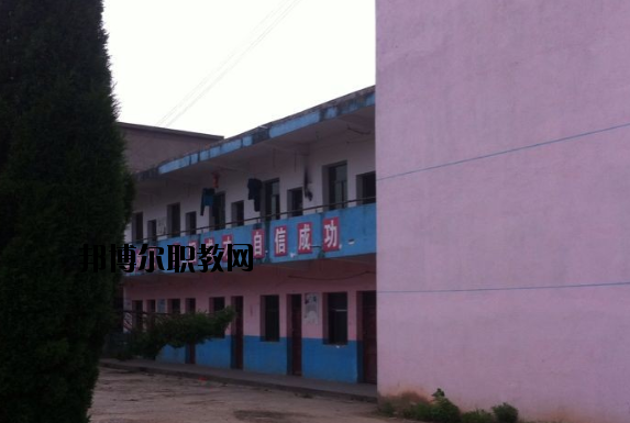不同的同學(xué)對于學(xué)校宿舍的要求也是不一樣的。有的同學(xué)認(rèn)為學(xué)校宿舍休息的條件就可以了，而有的同學(xué)則希望學(xué)校宿舍還有可以學(xué)習(xí)的條件，這樣自己以后如果有沒有完成的學(xué)習(xí)任務(wù)還可以在宿舍繼續(xù)完成。當(dāng)學(xué)校的宿舍條件滿足同學(xué)們的預(yù)期的時(shí)候，這所學(xué)校被選擇的幾率也會(huì)大大提高。  上饒中等職業(yè)學(xué)校宿舍條件 學(xué)校宿舍寬敞明亮，配有衛(wèi)生間、空調(diào)、書桌、柜子、熱水等等設(shè)施，條件較好。  上饒中等職業(yè)學(xué)校辦學(xué)條件 1、學(xué)校坐落在上饒市近郊皂頭鎮(zhèn)，擁有自建的獨(dú)立校園，校區(qū)占地面積60余畝，建筑面積24100平方米，環(huán)境幽雅，交通便利，各類設(shè)施齊全，公寓式宿舍并配有空調(diào)，是莘莘學(xué)子理想的求學(xué)深造之地。  2、教學(xué)儀器設(shè)備總值380多萬，圖書2萬余冊，現(xiàn)代教育教學(xué)設(shè)施完備，建有計(jì)算機(jī)房、語音室、形體房、電子實(shí)訓(xùn)室、多媒體教室、大禮堂、電子閱覽室、琴房和教育實(shí)習(xí)基地等各類教學(xué)場所。  3、現(xiàn)有全日制教學(xué)班級(jí)15多個(gè)，在校學(xué)生600多人。  上饒中等職業(yè)學(xué)校獲得成就 學(xué)校辦學(xué)十五年來，先后培養(yǎng)了八千多名合格的畢業(yè)生，從我校走出的畢業(yè)生一大批都已成為企業(yè)的技術(shù)骨干和管理人員，學(xué)校先后被省教育廳授予“江西省示范中等職業(yè)學(xué)校”“江西省中等職業(yè)學(xué)校先進(jìn)單位”上饒市政府授予“全市先進(jìn)學(xué)校”上饒市教育局授予“上饒市重點(diǎn)職業(yè)學(xué)校”等榮譽(yù)稱號(hào)。  小編總結(jié) 我們可以看到學(xué)校的宿舍寬敞明亮，配有衛(wèi)生間、空調(diào)、書桌、柜子、熱水等等設(shè)施，條件較好，無論同學(xué)們是在寢室學(xué)習(xí)還是休息都是很方便的。看過上饒中等職業(yè)學(xué)校的宿舍條件以后，小伙伴們覺得學(xué)校的宿舍怎么樣呢?
