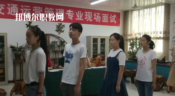 問(wèn)：蘭州紅古區(qū)職教中心怎么樣、好不好?  答：紅古區(qū)職業(yè)教育中心是一所以培養(yǎng)實(shí)用技術(shù)人才為特點(diǎn)的公辦學(xué)校，地處蘭州市紅古區(qū)政府所在地海石灣。中心始終堅(jiān)持以服務(wù)為宗旨，以就業(yè)為導(dǎo)向的辦學(xué)方針，面向市場(chǎng)開辦專業(yè)。學(xué)校擁有設(shè)施先進(jìn)、配備精良的汽修、鉗工、電子、鋼琴、舞蹈、美術(shù)、計(jì)算機(jī)等實(shí)訓(xùn)室。近年來(lái)學(xué)校教育教學(xué)質(zhì)量穩(wěn)步提高,連續(xù)三年獲得蘭州市中職學(xué)校教育教學(xué)質(zhì)暈優(yōu)秀獎(jiǎng)。  蘭州紅古區(qū)職教中心升學(xué) 我校分別與蘭州職業(yè)技術(shù)學(xué)院、白銀礦治職業(yè)技術(shù)學(xué)院、甘肅林業(yè)職業(yè)技術(shù)學(xué)院、平?jīng)雎殬I(yè)技術(shù)學(xué)院、甘肅畜牧工程職業(yè)技術(shù)學(xué)院簽訂了中高職一體化聯(lián)合辦學(xué)協(xié)議，學(xué)生在校學(xué)習(xí)兩年，參加高校轉(zhuǎn)段測(cè)試，成績(jī)合格升入聯(lián)辦高校學(xué)習(xí)三年，畢業(yè)后發(fā)放國(guó)家承認(rèn)(統(tǒng)招)的畢業(yè)證書。  蘭州紅古區(qū)職教中心設(shè)施 設(shè)有計(jì)算機(jī)實(shí)訓(xùn)室3個(gè)，共計(jì)計(jì)算機(jī)百余臺(tái)，開通了校園網(wǎng)、電信光纖接入互聯(lián)網(wǎng)，并建成了獨(dú)立域名的校園網(wǎng)站。學(xué)習(xí)有普通機(jī)床車間、數(shù)控實(shí)訓(xùn)室、車工實(shí)訓(xùn)室、電子電工實(shí)訓(xùn)室、家電整機(jī)實(shí)訓(xùn)室、器材室，兩個(gè)面積130平方米的舞蹈實(shí)訓(xùn)室和兩個(gè)美術(shù)創(chuàng)作室。  蘭州紅古區(qū)職教中心拓展閱讀 為了使職業(yè)教育穩(wěn)步發(fā)展，學(xué)校實(shí)行了“校校合作”、“校企合作”、“工學(xué)結(jié)合”的辦學(xué)模式，在經(jīng)濟(jì)發(fā)達(dá)地區(qū)全力打造就業(yè)實(shí)習(xí)基地，安排畢業(yè)生在上海、南京、安徽、蘇州等地區(qū)就業(yè)。為了培養(yǎng)學(xué)生的就業(yè)能力，開展了學(xué)生以社會(huì)實(shí)踐為主，旨在增強(qiáng)學(xué)生提前了解企業(yè)生產(chǎn)、管理、工作強(qiáng)度等為內(nèi)容的“工學(xué)結(jié)合”活動(dòng)，收到了良好的效果。“工學(xué)結(jié)合”實(shí)踐活動(dòng)解決了困難家庭學(xué)生上學(xué)難的問(wèn)題。  在學(xué)校的時(shí)光是很有限的，你要懂得珍惜。不僅僅在學(xué)業(yè)上有所提升，也要不斷的提升個(gè)人的魅力，社會(huì)是一個(gè)需要有能力有遠(yuǎn)見人才的體系，如果你有目標(biāo)和理想，也會(huì)更加的有學(xué)習(xí)的動(dòng)力，對(duì)企業(yè)來(lái)說(shuō)，有主見的人才更受人歡迎。