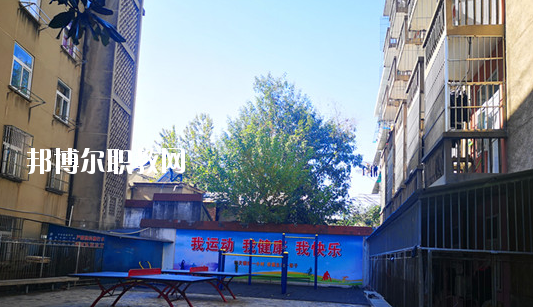 在對(duì)這所學(xué)校進(jìn)行判斷以后，才會(huì)知道不同學(xué)校之間所公布的各方面情況都是不同的，而這些信息也是需要學(xué)生自己去進(jìn)行判斷的，當(dāng)然了其中有關(guān)于學(xué)校的住宿環(huán)境也是需要被學(xué)生所了解的，畢竟這是每個(gè)學(xué)生在學(xué)校的住宿情況。  蕪湖職業(yè)技術(shù)學(xué)院附屬中等職業(yè)學(xué)校住宿條件 學(xué)生宿舍實(shí)行四人間公寓化、封閉式管理，并配有校園公共浴室、住宿條件不錯(cuò)，給學(xué)生提供了一個(gè)舒適、安全的學(xué)習(xí)和生活環(huán)境。  蕪湖職業(yè)技術(shù)學(xué)院附屬中等職業(yè)學(xué)校辦學(xué)條件 學(xué)校坐落在美麗的鏡湖公園和九蓮塘公園中間，是市中心唯一的一所公辦職業(yè)學(xué)校，交通便利，環(huán)境優(yōu)美，生活方便。學(xué)校本著對(duì)教育教學(xué)質(zhì)量和學(xué)生負(fù)責(zé)的態(tài)度，劃定最低錄取線。住校生宿舍條件優(yōu)越，實(shí)行公寓化、封閉式管理。學(xué)校教學(xué)設(shè)備齊全，多媒體電教室、多功能活動(dòng)廳、計(jì)算機(jī)組裝實(shí)驗(yàn)室、數(shù)字化動(dòng)漫實(shí)驗(yàn)室、語言實(shí)驗(yàn)室、實(shí)訓(xùn)賓館、與學(xué)院聯(lián)網(wǎng)的校園網(wǎng)及學(xué)院擁有的實(shí)驗(yàn)實(shí)訓(xùn)室等，為學(xué)生提升動(dòng)手能力、開拓視野創(chuàng)造了得天獨(dú)厚的條件。  蕪湖職業(yè)技術(shù)學(xué)院附屬中等職業(yè)學(xué)校師資力量 近幾年我校一批優(yōu)秀教師、教壇新星脫穎而出，多人次獲國家、省、市一等獎(jiǎng)項(xiàng)。我校現(xiàn)有正教授一名，省級(jí)特級(jí)教師一名(同類學(xué)校唯一)，高中級(jí)教師若干。學(xué)校聘請(qǐng)蕪湖職業(yè)技術(shù)學(xué)院專家教授組成教學(xué)督導(dǎo)組實(shí)施教學(xué)督導(dǎo)，對(duì)備課、上課等教學(xué)環(huán)節(jié)進(jìn)行全程質(zhì)量評(píng)估，以督導(dǎo)促教學(xué)、以督導(dǎo)促創(chuàng)新、以督導(dǎo)促規(guī)范，使學(xué)生學(xué)有所成。我校教學(xué)計(jì)劃和課程設(shè)置是由學(xué)院、附校、用人單位、專業(yè)領(lǐng)域?qū)＜宜姆絽⑴c研發(fā)。已形成：頂層設(shè)計(jì)、分層教學(xué)、工學(xué)結(jié)合、系統(tǒng)培養(yǎng)的獨(dú)特教學(xué)模式。嚴(yán)把教學(xué)標(biāo)準(zhǔn)和畢業(yè)生質(zhì)量標(biāo)準(zhǔn)兩個(gè)關(guān)口。  以上所介紹的信息便是有關(guān)于蕪湖職業(yè)技術(shù)學(xué)院附屬中等職業(yè)學(xué)校的住宿情況，就可以知道其實(shí)這所學(xué)校對(duì)于學(xué)生的基本需求是可以滿足的，但是學(xué)生想要選擇其他方面的住宿情況話，就需要學(xué)生提前去對(duì)每所學(xué)校的住宿情況進(jìn)行了解。