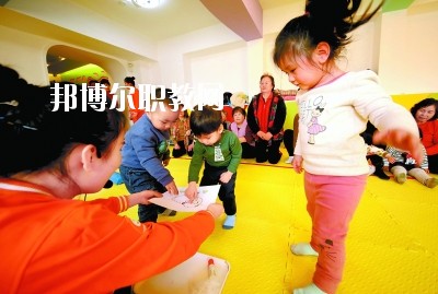 隨著二胎政策的放寬，我國(guó)新生兒的數(shù)量明顯增多，這也說明，在未來的很長(zhǎng)一段時(shí)間里，幼師都是一個(gè)非常受歡迎的行業(yè)，而四川是座發(fā)展迅速，有深厚文化底蘊(yùn)的城市，自然是受到很多同學(xué)喜愛，近日，就會(huì)問小編關(guān)于四川讀幼師學(xué)校好不好?那接下來，小編就給大家介紹一下四川幼師學(xué)校，如果你有更多疑問，歡迎點(diǎn)擊右側(cè)的咨詢欄與我們交流。  四川讀幼師的就業(yè)前景 就業(yè)容易，畢業(yè)學(xué)生不愁“嫁”盡管當(dāng)前就業(yè)形勢(shì)嚴(yán)峻，各地大學(xué)生就業(yè)難度大，但許多城市的學(xué)前教育專業(yè)畢業(yè)生并未受影響，反而逆勢(shì)上漲，待遇也比往年有所提高。近年來，由于幼兒園發(fā)展的需要，很多單位幼兒教師奇缺，連男老師也變得搶手起來。學(xué)前、初教專業(yè)畢業(yè)生不愁“嫁”，甚至有很多幼教機(jī)構(gòu)到學(xué)校預(yù)約、搶簽畢業(yè)生，幼教人才受歡迎程度可見一斑。  四川讀幼師的優(yōu)勢(shì) 幼教項(xiàng)目的穩(wěn)定性強(qiáng)，不受市場(chǎng)沖擊，打造終身產(chǎn)業(yè)?，F(xiàn)階段，無論是從國(guó)家教育改革發(fā)展的全局出發(fā)，還是從目前有關(guān)民辦學(xué)前教育的法律法規(guī)政策等方面來看，民辦學(xué)前教育發(fā)展?jié)摿Χ际志薮?。其次，成就子女未來。選擇了幼教工作，可以讓我們更懂得如何教育子女，對(duì)自己未來孩子接收良好的家庭教育有著十分重要的促進(jìn)作用。女性投身幼教行業(yè)后，長(zhǎng)期接受最先進(jìn)的幼教理念和適合中國(guó)幼兒的各類課程，繼而在對(duì)自己子女的教育觀念和方法上也會(huì)更科學(xué)，為孩子今后的發(fā)展奠定更好的基礎(chǔ)。  德陽科貿(mào)職業(yè)學(xué)院幼師升學(xué)班學(xué)前教育專業(yè)介紹 本專業(yè)順應(yīng)國(guó)家“幼有所育”學(xué)前教育決策和學(xué)前教育專業(yè)人才極度短缺的社會(huì)需求而設(shè)，是一個(gè)綜合性較強(qiáng)的專業(yè)，涵蓋0-6歲兒童的教育，作為人生起點(diǎn)教育的學(xué)前教育專業(yè)對(duì)人的一生的發(fā)展和教育起著重要的奠基作用。本專業(yè)緊密對(duì)接各級(jí)各類幼兒園和早期教育機(jī)構(gòu)等實(shí)施合作辦學(xué)、合作育人，強(qiáng)化“四能”特長(zhǎng)(彈唱、舞蹈、美術(shù)、游戲)、“五會(huì)”素養(yǎng)(保育、保健、教育、溝通、管理)，致力于培養(yǎng)新時(shí)代“有愛心、有耐心、有恒心、有責(zé)任心”的學(xué)前教育人才。  培養(yǎng)目標(biāo)：本專業(yè)培養(yǎng)以立德樹人為己任，具有良好的職業(yè)道德、專業(yè)素養(yǎng)、協(xié)作精神、溝通能力和創(chuàng)新意識(shí)，擁有先進(jìn)的幼兒教育理念，具有較扎實(shí)的學(xué)前教育的專業(yè)知識(shí)與專業(yè)技能，具備較強(qiáng)的幼兒保教能力，從事幼兒園教育教學(xué)、保育保健工作的高素質(zhì)應(yīng)用型人才。  核心課程：學(xué)前教育學(xué)、學(xué)前兒童心理學(xué)、幼兒游戲理論與實(shí)踐、幼兒行為觀察、幼兒園五大領(lǐng)域教育、學(xué)前衛(wèi)生學(xué)、聲樂、鋼琴、舞蹈、美術(shù)、幼兒歌曲彈唱、幼兒舞蹈創(chuàng)編、幼兒園班級(jí)管理、幼兒手工、家庭教育等。  職業(yè)前景：習(xí)近平總書記在“黨的十九大”上指出：“增進(jìn)民生福祉是發(fā)展的根本目的。必須多謀民生之利、多解民生之憂，在發(fā)展中補(bǔ)齊民生短板、促進(jìn)社會(huì)公平正義，在幼有所育、學(xué)有所教上不斷取得新進(jìn)展。”  2019年教育部《2018年全國(guó)教育事業(yè)發(fā)展統(tǒng)計(jì)公報(bào)》顯示，2018年全國(guó)共有幼兒園26.67萬所，比上年增加1.17萬所，增長(zhǎng)4.60%; 在園幼兒4656.42萬人，比上年增加56.28萬人;學(xué)前教育毛入園率達(dá)到81.7%，比上年提高2.1%，且0-6歲兒童超過1億，幼兒園專任教師258.14萬人。按照國(guó)家對(duì)學(xué)前教育師幼比(1:5)的規(guī)定，幼兒園專任教師的缺口高達(dá)673萬多。學(xué)前教育專業(yè)人才就業(yè)前景非常廣闊。  就業(yè)崗位：幼兒園教師、幼兒保育員、幼兒保健教師、早期教育教師。  獲取資格證書：幼兒園教師資格證、普通話水平證書(二甲及以上)  專業(yè)實(shí)訓(xùn)室：幼兒保育實(shí)訓(xùn)室、幼兒衛(wèi)生保健實(shí)訓(xùn)室、仿真幼兒園、幼兒手工制作實(shí)訓(xùn)室、幼兒美術(shù)實(shí)訓(xùn)室、聲樂實(shí)訓(xùn)室、形體舞蹈實(shí)訓(xùn)室、鋼琴實(shí)訓(xùn)室、游戲與感統(tǒng)實(shí)訓(xùn)室、繪本實(shí)訓(xùn)室、蒙臺(tái)梭利教育實(shí)訓(xùn)室、奧爾夫音樂實(shí)訓(xùn)室等。  專業(yè)實(shí)踐基地：廣漢市第三幼兒園、廣漢市雒城鎮(zhèn)第四幼兒園、廣漢市西外中心幼兒園、德陽市旌南幼兒園、德陽市黃河?xùn)|路幼兒園、四川師范大學(xué)實(shí)驗(yàn)幼兒園、四川師范大學(xué)附屬啟夏幼兒園、成都市武侯區(qū)福錦幼兒園、崇州市虹橋歡樂谷幼兒園、岳池知恩行幼兒園、西充縣青葵幼兒園等。  上面關(guān)于四川讀幼師學(xué)校好不好?小編介紹了，小編覺得不管是讀什么學(xué)校都是要從多方面來考慮的，要看行業(yè)的發(fā)展前景怎么樣，還要看這個(gè)專業(yè)到底適不適合自己，就好像幼師學(xué)校，一定要學(xué)好小孩子才可以去讀，因?yàn)檫@個(gè)專業(yè)將來出來不管做什么工作，都是要和小朋友待在一起的。如有更多問題，歡迎咨詢邦博爾網(wǎng)。