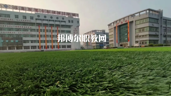 問(wèn)：珠海索卡科技技工學(xué)校怎么樣、好不好?  答:珠海市索卡科技技工學(xué)校是經(jīng)珠海市人力資源和社會(huì)保障局批準(zhǔn)成立，廣東索卡集團(tuán)有限公司創(chuàng)辦的以培養(yǎng)中級(jí)技術(shù)人才為主的全日制中等技工學(xué)校。學(xué)校位于粵港澳大灣區(qū)的珠海市后花園高欄港經(jīng)濟(jì)區(qū)平沙鎮(zhèn)，是2020年珠海市西部地區(qū)僅有的一所中等職業(yè)學(xué)校。學(xué)校被列為廣東省足球協(xié)會(huì)(珠海)培訓(xùn)實(shí)驗(yàn)基地、珠海市新型技能人才培訓(xùn)基地，珠海市國(guó)防與公共安全體驗(yàn)基地。  珠海索卡科技技工學(xué)校就業(yè) 學(xué)校堅(jiān)持校企合作的辦學(xué)思路，采取訂單式的人才培養(yǎng)模式，與省市足協(xié)和部分省內(nèi)外高等院校、眾多優(yōu)質(zhì)企業(yè)建立了校企合作關(guān)系，學(xué)生就業(yè)率保持在100%。索卡集團(tuán)以“體育+旅游”產(chǎn)業(yè)開(kāi)發(fā)為核心，多元化經(jīng)營(yíng)，業(yè)務(wù)覆蓋體育、游艇、教育、酒店、醫(yī)療、康復(fù)康養(yǎng)、產(chǎn)業(yè)科研、商業(yè)運(yùn)營(yíng)、資本投資等領(lǐng)域，2019年正在珠海市平沙鎮(zhèn)投資建設(shè)“索卡國(guó)際足球小鎮(zhèn)”項(xiàng)目，計(jì)劃總投資60億元人民幣。  珠海索卡科技技工學(xué)校 學(xué)校規(guī)劃占地面積205畝，現(xiàn)有建筑面積約3萬(wàn)平方米，環(huán)境優(yōu)美，交通便利，教學(xué)生活設(shè)施齊全，是一所獨(dú)具特色的技工學(xué)校。學(xué)校建有標(biāo)準(zhǔn)足球場(chǎng)、籃球場(chǎng)、排球場(chǎng)、羽毛球場(chǎng)、乒乓球場(chǎng)等活動(dòng)場(chǎng)所。有教學(xué)樓、實(shí)訓(xùn)樓、學(xué)生公寓樓、學(xué)術(shù)報(bào)告廳、學(xué)生社團(tuán)活動(dòng)中心等教育教學(xué)生活場(chǎng)所。  珠海索卡科技技工學(xué)校管理 學(xué)校管理科學(xué)規(guī)范，采取全封閉軍事化管理模式。學(xué)校有一支既能從事理論教學(xué)，又能指導(dǎo)實(shí)訓(xùn)的“雙師型”隊(duì)伍。學(xué)校堅(jiān)持“以就業(yè)為導(dǎo)向、以服務(wù)為宗旨、以質(zhì)量求生存、以管理樹(shù)形象、以特色謀發(fā)展，達(dá)到學(xué)生、家長(zhǎng)、用人單位滿(mǎn)意”的辦學(xué)理念，根據(jù)市場(chǎng)需求，對(duì)接企業(yè)建專(zhuān)業(yè)，對(duì)接崗位設(shè)課程，根據(jù)興趣選專(zhuān)業(yè)，與就業(yè)市場(chǎng)緊密對(duì)接。  我們的起點(diǎn)可能很低，但我們要有扭轉(zhuǎn)局面的能力，努力把自己的成績(jī)提升上去，很多的學(xué)校都是看重統(tǒng)招的分?jǐn)?shù)線(xiàn)的，只有把自己的學(xué)習(xí)提升上了了，你在考試中才能夠游刃有余，一次考試定乾坤，最后選擇有優(yōu)勢(shì)的學(xué)校。