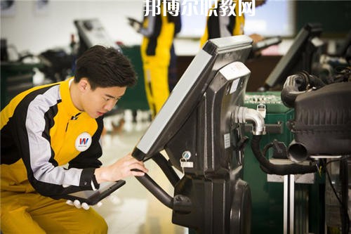 如今，汽修行業(yè)成為了當下最熱門的行業(yè)，這已經是一個不爭的事實了，很多汽修企業(yè)都需要經驗豐富的優(yōu)秀人才，汽修人才缺口很大，這使很多學生都想報考汽修學校，近日就有同學咨詢小編關于成都設有汽修學校的公辦大專學校?成都有很多公辦大專學校都開設了汽修類相關專業(yè)，在這里小編就給大家簡單介紹一下。  成都紡織高等?？茖W校辦學性質：公辦大學  成都紡織高等?？茖W校簡介 成都紡織高等?？茖W校是四川省政府舉辦的全日制普通高等學校，直屬四川省教育廳，是中國西南地區(qū)唯一獨立建制的紡織類高等學校，國家骨干高等職業(yè)院校建設單位、四川省首批示范性高等職業(yè)院校建設單位。  學校地處四川省成都市犀浦鎮(zhèn)，校園面積616畝，原成都市世界樂園已改建成為學校北苑校區(qū)。學校環(huán)境優(yōu)美，交通便利，設施優(yōu)良，成灌高鐵、成都地鐵2號線可達學校。  成都紡織高等?？茖W校歷史沿革 學校前身為創(chuàng)立于1939年的國立中央技藝專科學校，秉承“服務紡織、服務社會、服務學生、服務人民”的辦學理念和培養(yǎng)具有“工程師之素養(yǎng)、技工之身手”的育人傳統(tǒng)，艱苦奮斗，薪火相傳，形成了“敬業(yè)奉獻、民主和諧、自強不息、追求卓越”的學校精神、“德修于正、學究于行”的校訓、“團結、勤奮、求實、創(chuàng)新”的校風、“范、勤、嚴、愛”的教風、“好學、善問、勤思、篤行”的學風。  改革開放以來，學校緊緊抓住我國經濟社會和高等教育快速發(fā)展的歷史機遇，深化改革、銳意進取、科學發(fā)展，辦學條件不斷改善，辦學水平顯著提高，為區(qū)域經濟社會發(fā)展和我國紡織產業(yè)的發(fā)展做出了應有貢獻。  成都紡織高等?？茖W校汽車檢測與維修技術專業(yè) 培養(yǎng)目標：本專業(yè)培養(yǎng)適應社會主義市場經濟發(fā)展需要的、具有良好專業(yè)素質和職業(yè)技能的從事汽車檢測、維修及相關工作的高素質、高技能工程應用型人才。  主要課程：工程制圖、機械基礎、液壓氣動技術、發(fā)動機與汽車理論、電工與電子技術基礎、汽車發(fā)動機構造與維修、汽車底盤構造與維修、汽車故障診斷與維修、汽車電氣設備構造與維修、汽車專項高級技能與訓練。  專業(yè)師資：教授2人、副教授5人、講師10人、工程師3人、技師3人。  教學成果：參加四川省汽車維修與故障診斷技能大賽二等獎;發(fā)表科研論文12篇。  就業(yè)情況：畢業(yè)生主要面向汽車維修及其它汽車服務業(yè)從事汽車檢測、維修及相關技術服務工作。  就業(yè)率近5年保持在95%以上，畢業(yè)后半年平均收入3094元/月、專業(yè)相關度71%。  上面關于成都設有汽修學校的公辦大專學校，小編簡單的介紹了，公辦學校的優(yōu)勢在于，在收費和政府支持上有一定的優(yōu)勢，無論你上的是公辦學校還是民辦學校，同學們都要記住，重要的不是你上的是什么學校，而是你真正能在學校學到些什么東西，這才是最重要的事情。