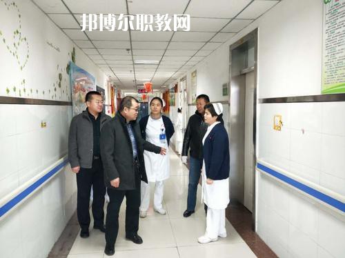 新疆石河子衛(wèi)生學(xué)校2021年招生錄取分?jǐn)?shù)線?我們讀書的同學(xué)就知道分?jǐn)?shù)是很重要的，同學(xué)們自己在找學(xué)校的時(shí)候就知道，同學(xué)們?nèi)タ磳W(xué)校學(xué)校首先問的就是同學(xué)們自己的分?jǐn)?shù)，小編就來給同學(xué)們整理一下，讓同學(xué)們有參考的。  新疆石河子衛(wèi)生學(xué)校2021年招生錄取分?jǐn)?shù)線 1.121團(tuán)一中380  2.142團(tuán)一中380  3.143團(tuán)一中380  4.148團(tuán)一中381  新疆石河子衛(wèi)生學(xué)校簡(jiǎn)介 石河子衛(wèi)生學(xué)校地處祖國西北邊陲，位于新疆維吾爾自治區(qū)天山北麓的“戈壁明珠”石河子市，在市中心西小路151號(hào)，學(xué)校地理位置優(yōu)越，環(huán)境優(yōu)美，是教書育人的理想境地。1985年學(xué)校率先在全國倡導(dǎo)規(guī)范化護(hù)士教育，并制定了一整套管理制度。  學(xué)校老師撰寫的《整體化護(hù)理教學(xué)》已由新疆科技衛(wèi)生出版社發(fā)行，并在全疆護(hù)理教師培訓(xùn)中當(dāng)教材使用。掛牌之后，學(xué)校將把護(hù)理示范專業(yè)辦成技能型緊缺人才的培養(yǎng)培訓(xùn)基地，更好地為全疆各族人民服好務(wù)。  據(jù)了解，建校四十五年來，這個(gè)學(xué)校為自治區(qū)培養(yǎng)了10328名護(hù)理人才，其中少數(shù)民族學(xué)生占30%，為全疆農(nóng)牧區(qū)培養(yǎng)了一大批扎根基層、留得住、用得上的當(dāng)?shù)厣贁?shù)民族護(hù)理人才。  學(xué)校始建于1958年，占地面積40127平方米，建筑面積30067平方米，實(shí)驗(yàn)室面積1600平方米。設(shè)有護(hù)理、解剖、生理、生化、藥理、化學(xué)、微生物、計(jì)算機(jī)、遠(yuǎn)程、電教中心等11個(gè)實(shí)驗(yàn)室。學(xué)校開設(shè)有護(hù)理、英語護(hù)理、社區(qū)護(hù)理、醫(yī)學(xué)檢驗(yàn)、助產(chǎn)、藥劑等6個(gè)專業(yè)，現(xiàn)有在校生2672人。有漢、維吾爾、哈薩克、回、蒙古、滿、錫泊、烏孜別克、俄羅斯、塔吉克、克爾克孜等多種民族，其中少數(shù)民族的學(xué)生占全校在校學(xué)生總數(shù)的28%。學(xué)?，F(xiàn)有在編教職工89人，專任教師45人，本科學(xué)歷占90.6%，雙師型”教師占42%。  同學(xué)們可以看看參考一下自己的分?jǐn)?shù)是在那個(gè)階段的，如果是高于這個(gè)分?jǐn)?shù)的話，同學(xué)們就可以報(bào)讀的哦，如果分?jǐn)?shù)是低于這個(gè)分?jǐn)?shù)的話，同學(xué)們自己就不要報(bào)讀了哦，所以，提前看看分?jǐn)?shù)也是可以的哦，不過不要忘了就是現(xiàn)階段最重要的還是復(fù)習(xí)的哦。